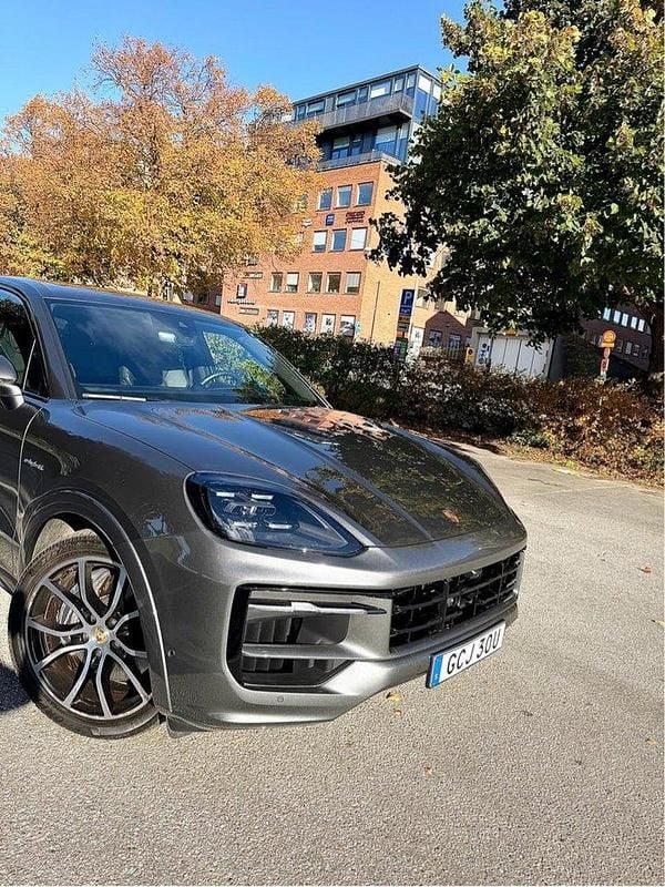 Grå Begagnad 2025 Porsche Cayenne SUV | 1 270 000 kr (Marknadspris) - Bild 1/4