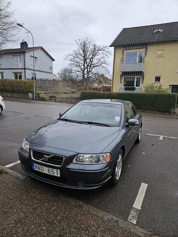Grå metallic Begagnad 2008 Volvo S60 Sedan | 61 500 kr (Dyr) - Bild 1/3
