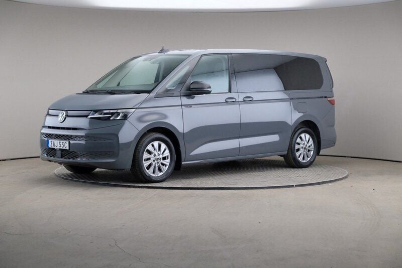Grå Begagnad 2023 VW Multivan Minibuss | 489 000 kr (Superpris) - Bild 1/4