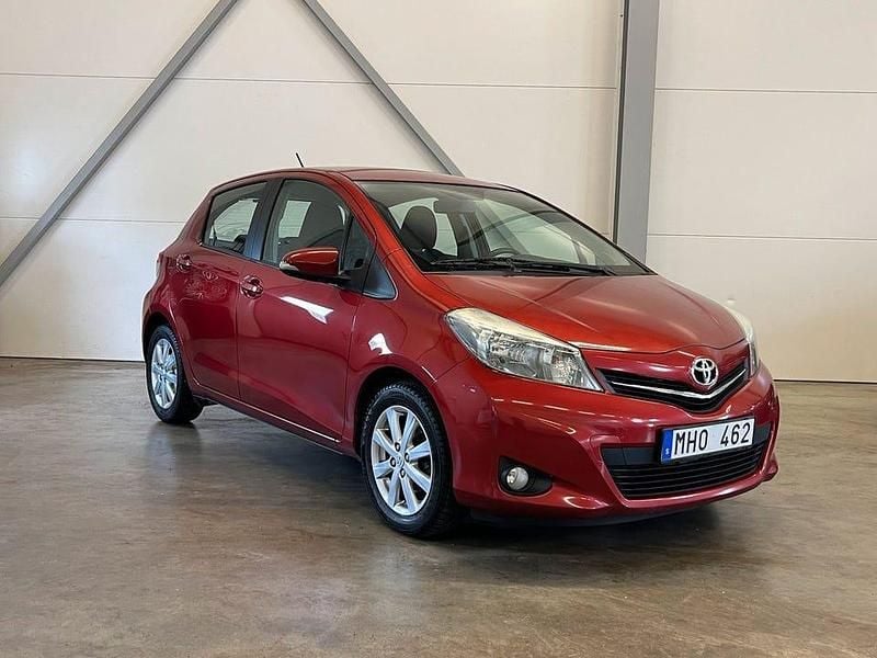 Röd Begagnad 2012 Toyota Yaris Active Halvkombi | 55 000 kr (Marknadspris) - Bild 1/4