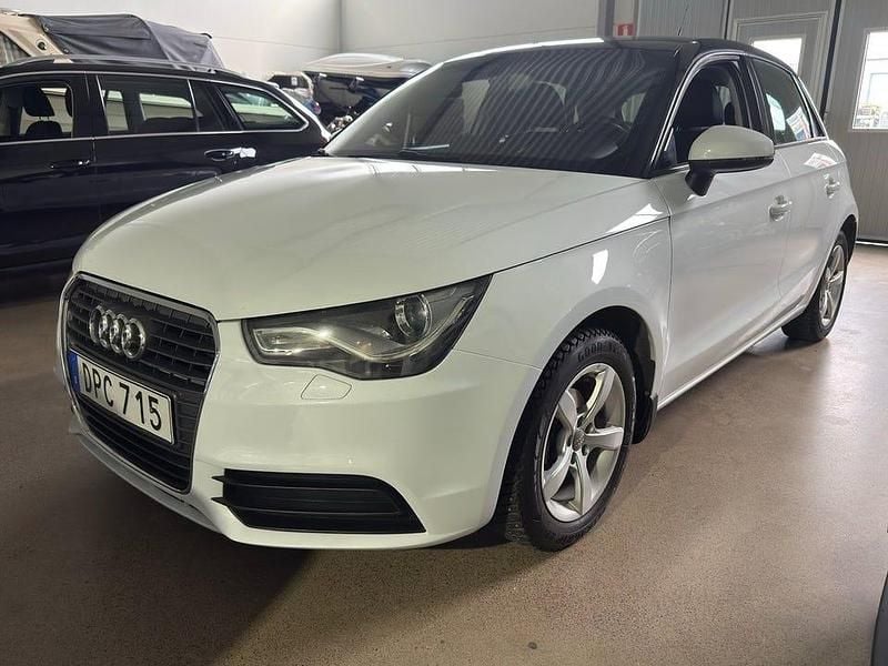 Vit Begagnad 2014 Audi A1 Sportback Sport Halvkombi | 89 900 kr (Marknadspris) - Bild 1/4