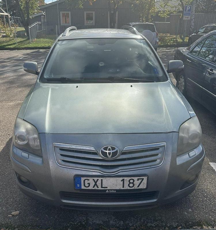 Grå Begagnad 2008 Toyota Avensis Kombi | 1 000 kr - Bild 1/4