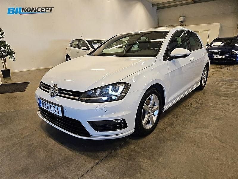 Vit Begagnad 2014 VW Golf VII Highline Halvkombi | 139 900 kr (Dyr) - Bild 1/4