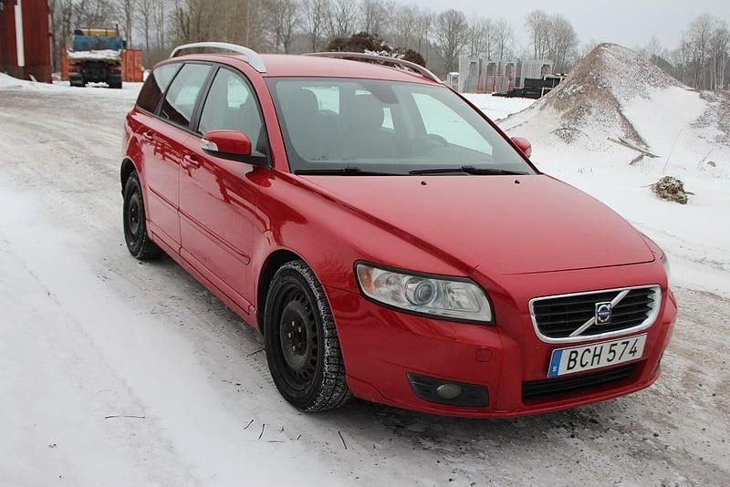 Begagnad Volvo V50 Momentum 136 HK (100 kW) 2007 Röd Kombi