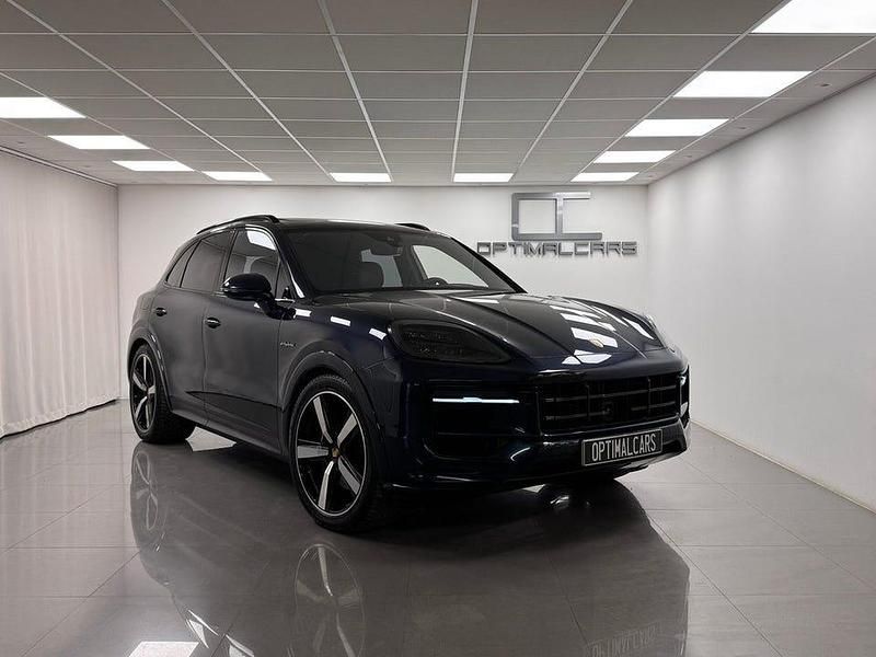 Mörk blå met. Begagnad 2023 Porsche Cayenne SUV | 939 900 kr - Bild 1/4