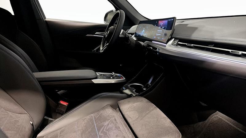 Begagnad BMW iX1 Comfort Edition 150 kW (204 HK) 2025 Vit (mineral white) SUV