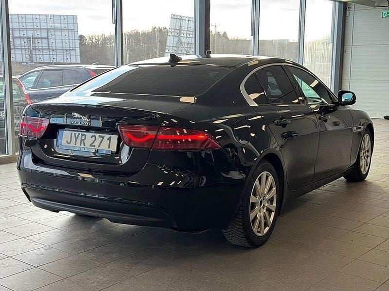 Begagnad Jaguar XE 165 HK (121 kW) 2016 Svart Sedan
