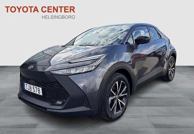 Mörkgrå Begagnad 2024 Toyota C-HR Style SUV | 447 744 kr (Marknadspris) - Bild 1/4