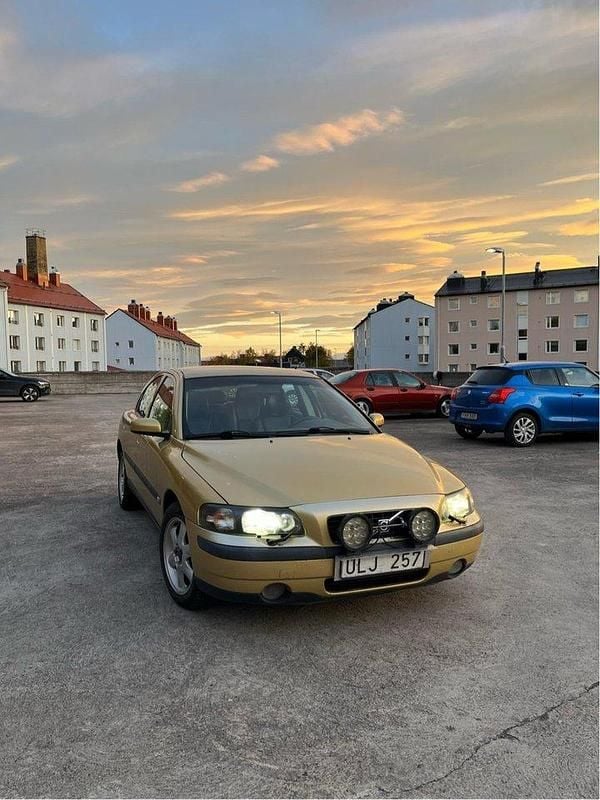 Gul Begagnad 2004 Volvo S60 Business Edition Sedan | 33 000 kr (Marknadspris) - Bild 1/4