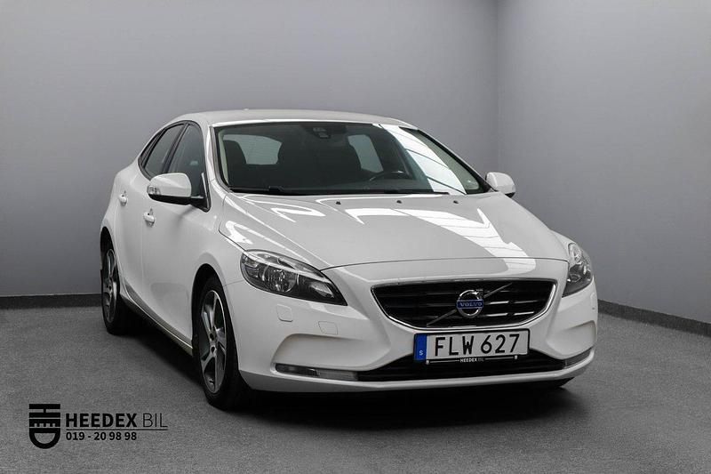 Vit Begagnad 2014 Volvo V40 Kinetic Kombi | 119 700 kr (Marknadspris) - Bild 1/4
