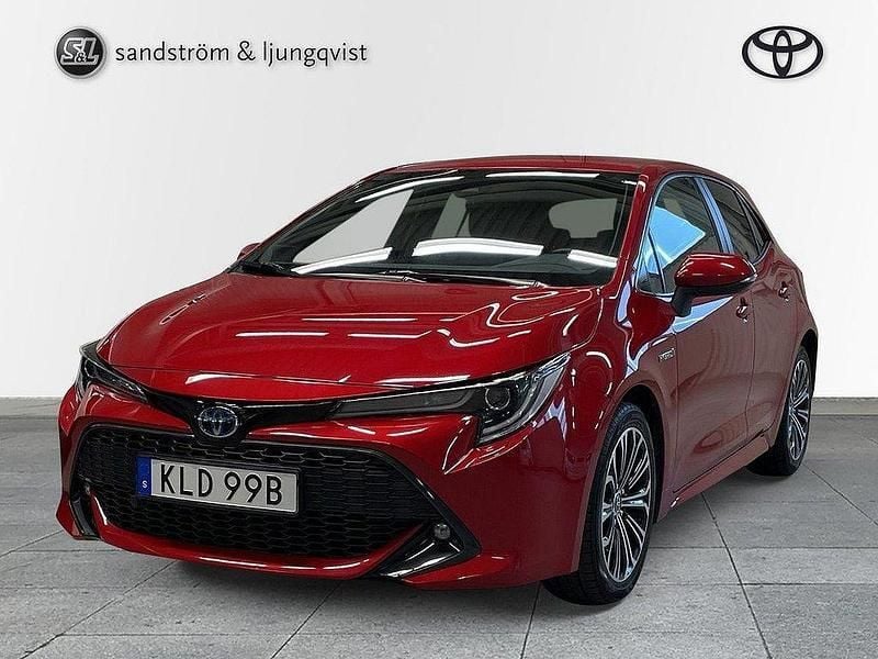 Röd Begagnad 2019 Toyota Corolla Hybrid Style Halvkombi | 215 000 kr (Marknadspris) - Bild 1/3