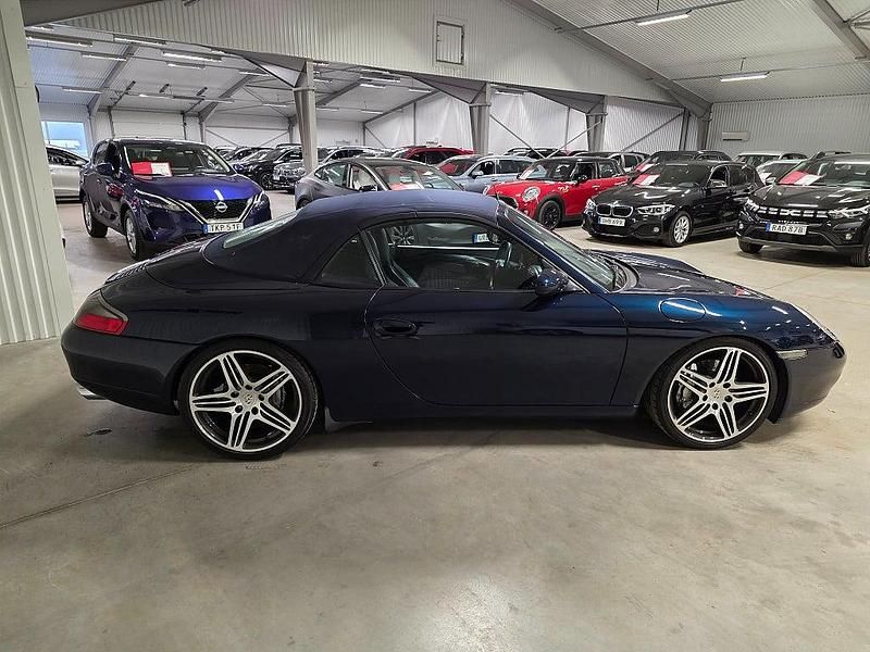 Begagnad Porsche 911 Carrera 4 Cabriolet 300 HK (220 kW) 1999 Mörkblå Cab