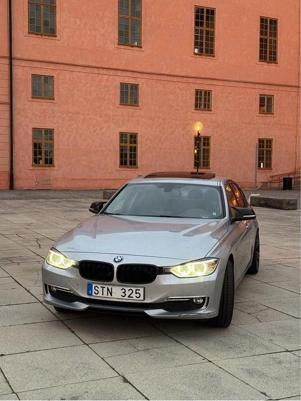 Grå Begagnad 2013 BMW 320 Comfort Edition Sedan | 130 000 kr (Superpris) - Bild 1/4
