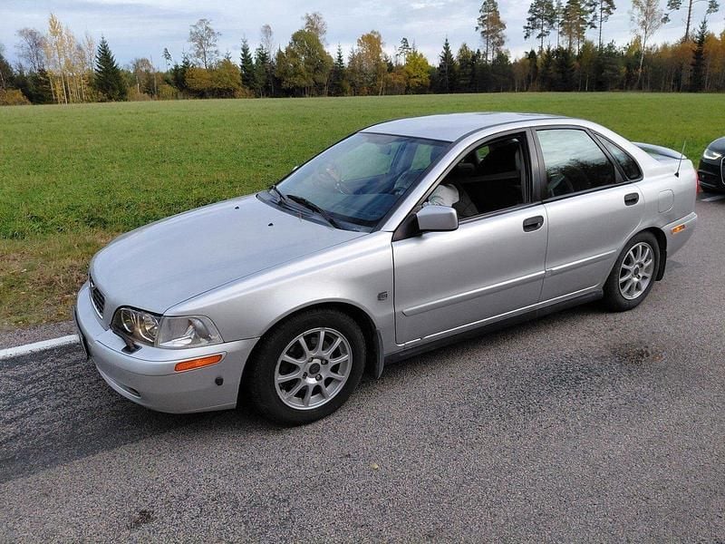 Grå Begagnad 2003 Volvo S40 Sedan | 14 500 kr (Marknadspris) - Bild 1/4