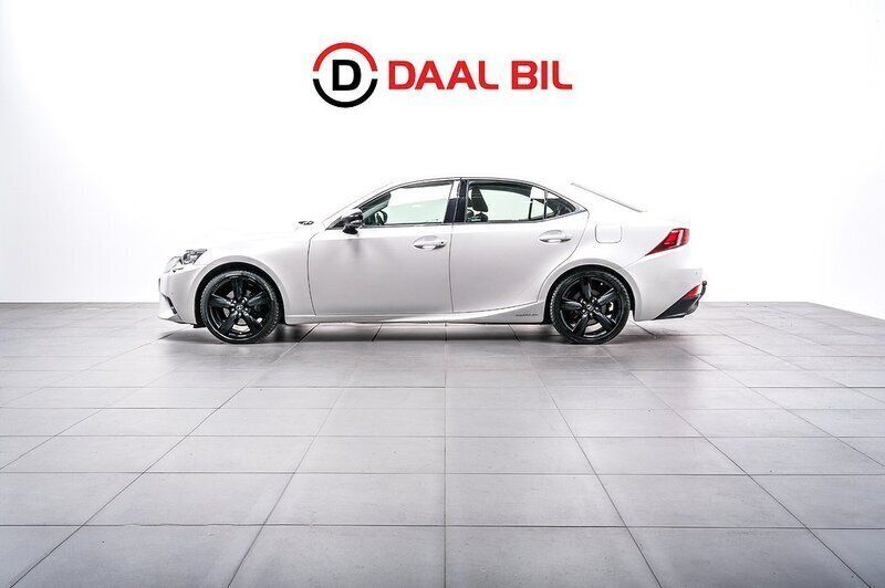 Vit Begagnad 2016 Lexus IS300h Sedan | 189 700 kr (Superpris) - Bild 1/4