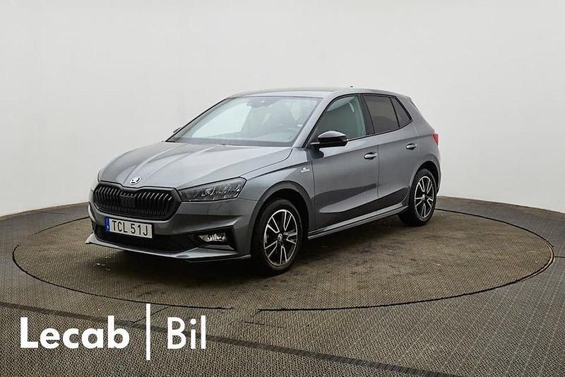 Grå (graphite grey metallic) Begagnad 2024 Skoda Fabia Monte Carlo Halvkombi | 219 500 kr (Marknadspris) - Bild 1/1