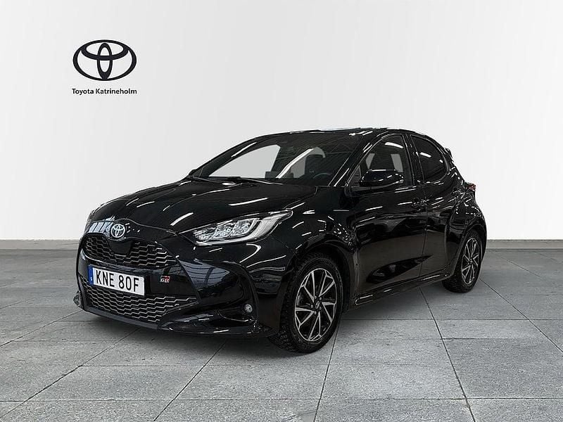 Svart Begagnad 2023 Toyota Yaris Hybrid Sport Halvkombi | 284 900 kr (Lite dyr) - Bild 1/3