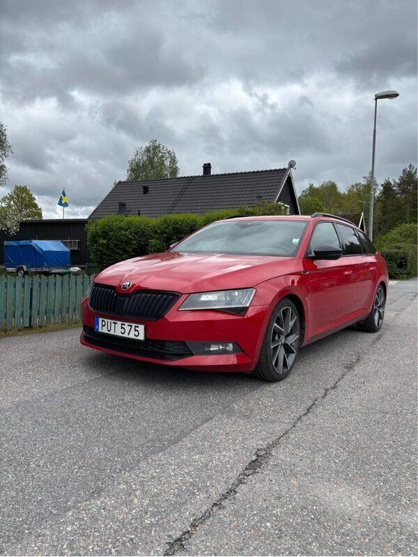 Röd Begagnad 2018 Skoda Superb Business Line Kombi | 174 900 kr (Lite dyr) - Bild 1/4