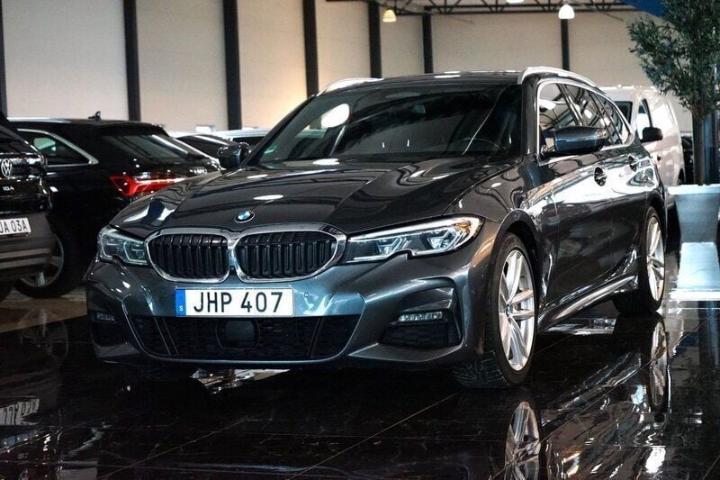 Grå Begagnad 2020 BMW 330 M Sport Kombi | 354 500 kr (Superpris) - Bild 1/4