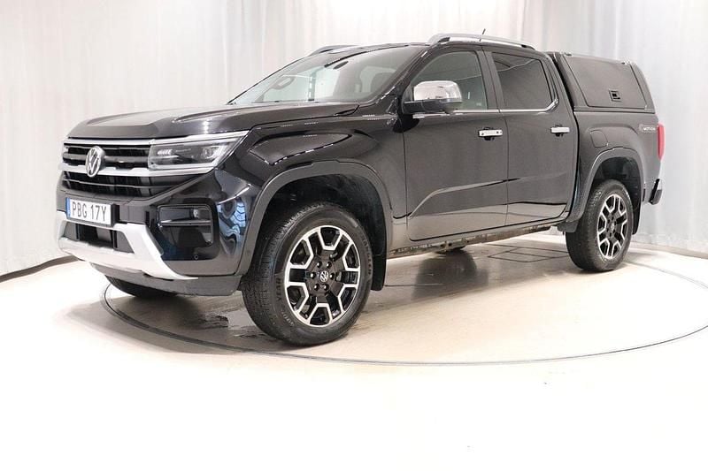 Svart (midnight black metallic) Begagnad 2023 VW Amarok Style Pickup | 599 800 kr (Bra pris) - Bild 1/4