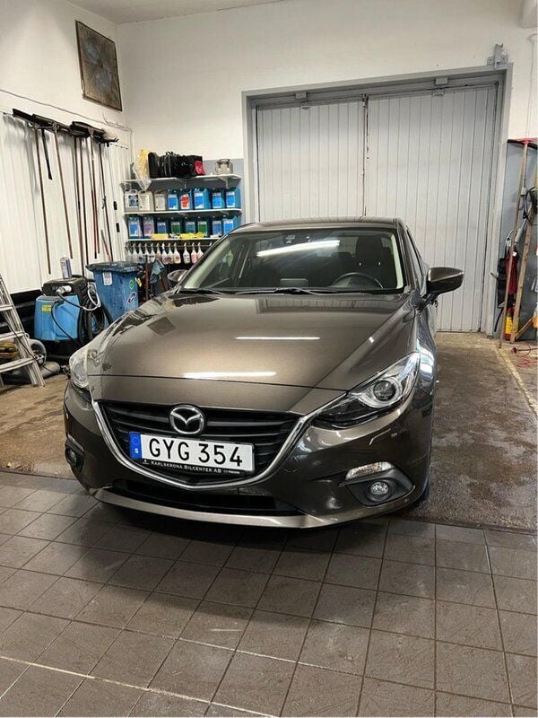 Brun Begagnad 2015 Mazda 3 Inclusive Halvkombi | 127 000 kr (Bra pris) - Bild 1/4