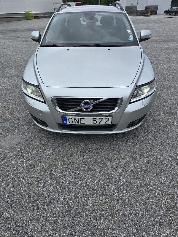 Grå Begagnad 2011 Volvo V50 Momentum Kombi | 54 900 kr (Marknadspris) - Bild 1/4