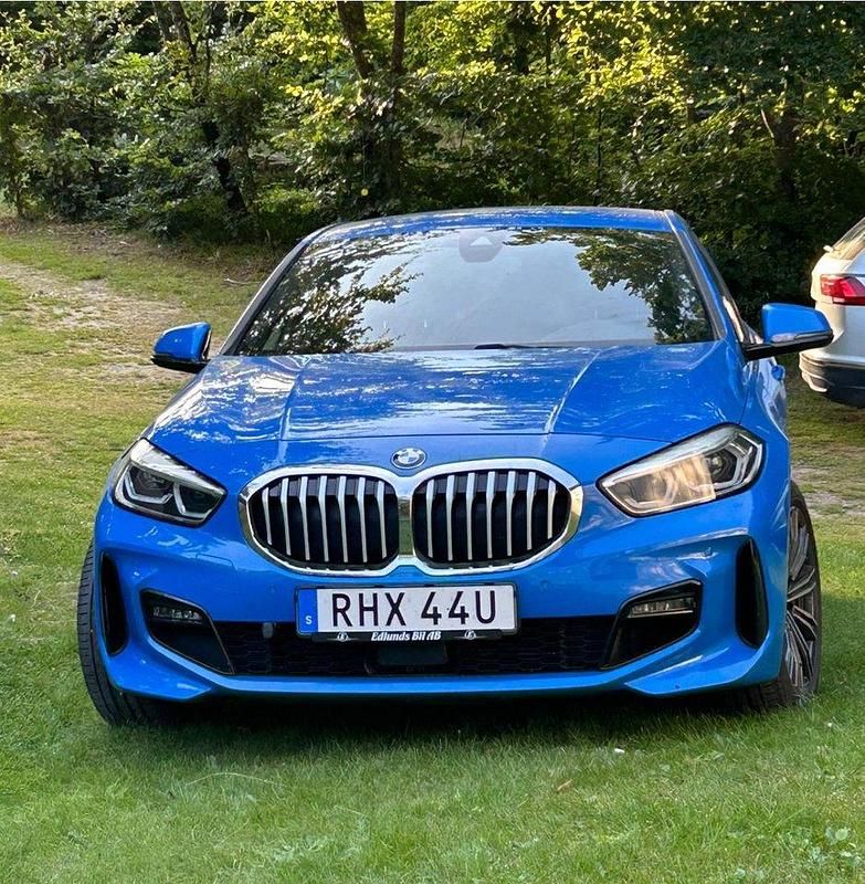 Blå Begagnad 2020 BMW 118 M Sport Halvkombi | 210 000 kr (Marknadspris) - Bild 1/4
