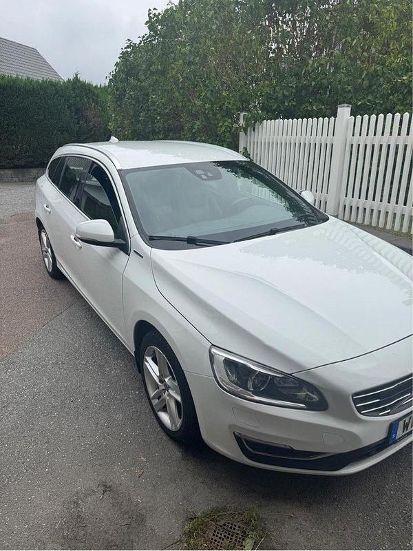 Vit Begagnad 2016 Volvo V60 Summum Kombi | 139 000 kr (Marknadspris) - Bild 1/4