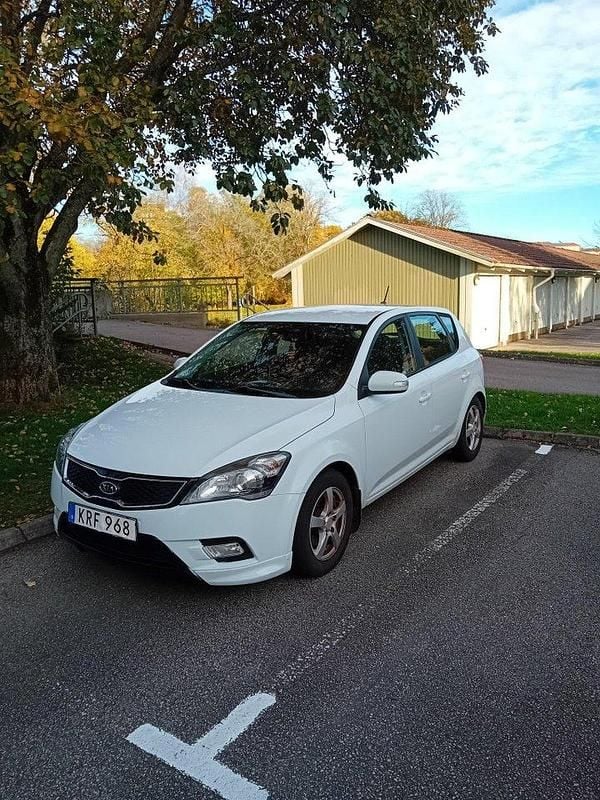 Vit Begagnad 2010 Kia Ceed 4 Halvkombi | 32 000 kr (Bra pris) - Bild 1/4