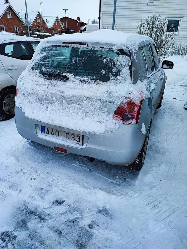 Begagnad 2010 Suzuki Swift Halvkombi | 12 345 kr (Marknadspris) - Bild 1/4