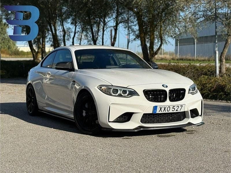 Vit Begagnad 2016 BMW M2 M Performance Sportkupé | 458 500 kr (Marknadspris) - Bild 1/4