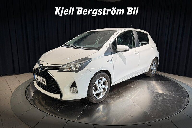 Vit Begagnad 2015 Toyota Yaris Hybrid Active Halvkombi | 154 900 kr (Marknadspris) - Bild 1/4