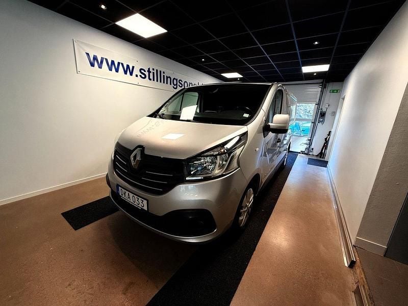 Silver Begagnad 2015 Renault Trafic Van | 99 000 kr (Marknadspris) - Bild 1/4