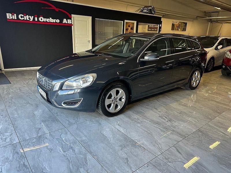 Grå Begagnad 2012 Volvo V60 Momentum Kombi | 89 900 kr (Marknadspris) - Bild 1/4