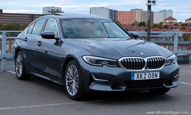 Grå samma som bilen Begagnad 2019 BMW 330 Luxury Line Sedan | 319 500 kr (Bra pris) - Bild 1/4