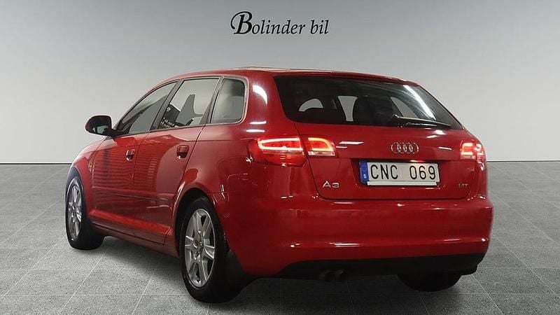 Begagnad Audi A3 Sportback Attraction 125 HK (91 kW) 2010 Röd Halvkombi