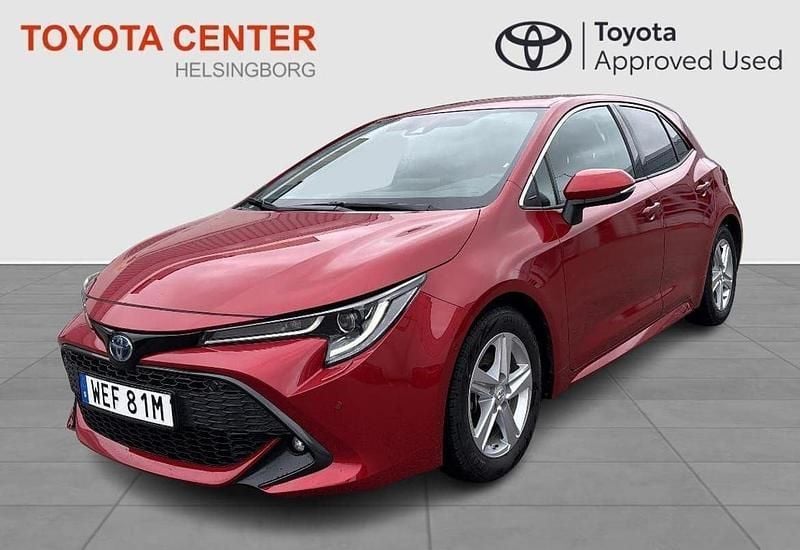 Röd Begagnad 2022 Toyota Corolla Hybrid Style Halvkombi | 249 900 kr (Superpris) - Bild 1/4