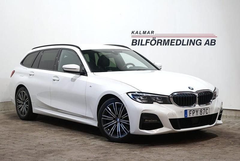 Vit Begagnad 2021 BMW 330 M Sport Kombi | 279 900 kr (Dyr) - Bild 1/4