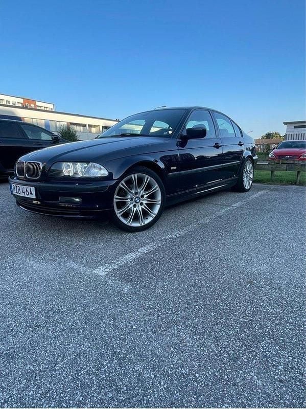 Blå Begagnad 2001 BMW 320 Sedan | 35 000 kr (Marknadspris) - Bild 1/4