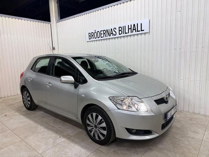 Begagnad Toyota Auris 124 HK (91 kW) 2007 Silver Halvkombi