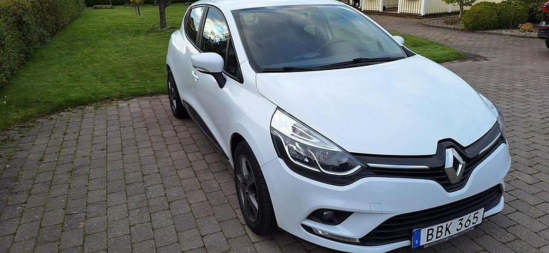 Vit Begagnad 2018 Renault Clio IV Zen Halvkombi | 98 000 kr (Marknadspris) - Bild 1/3