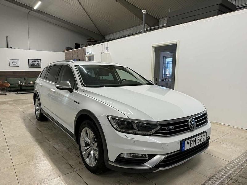 Vit Begagnad 2017 VW Passat Alltrack Kombi | 189 900 kr (Marknadspris) - Bild 1/4