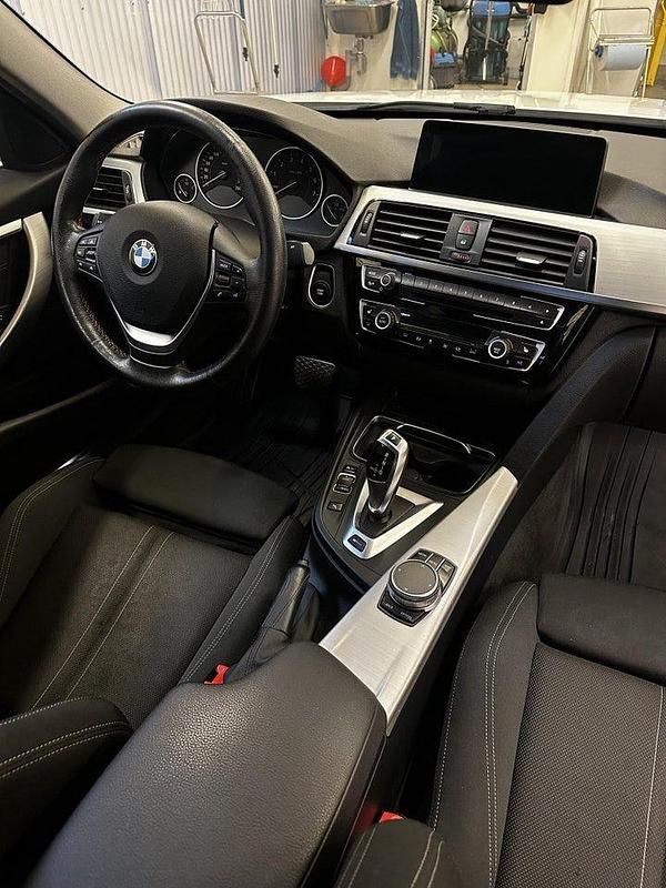 Begagnad 2017 BMW 330 Sport Line Sedan | 165 000 kr - Bild 1/4