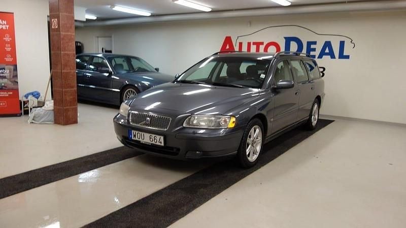 Grå Begagnad 2005 Volvo V70 Momentum Kombi | 46 900 kr (Marknadspris) - Bild 1/4