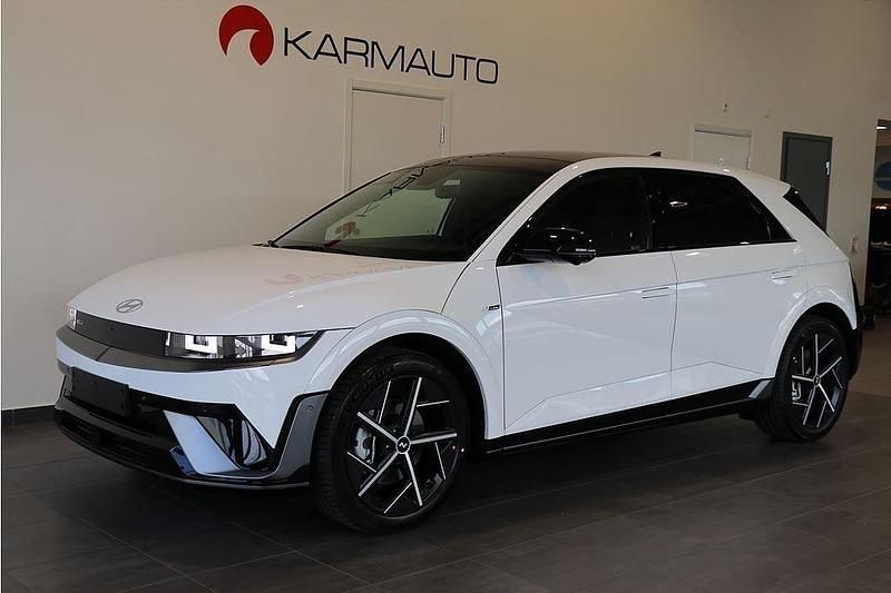 Vit Ny 2025 Hyundai Ioniq 5 N Line SUV | 688 800 kr (Lite dyr) - Bild 1/4