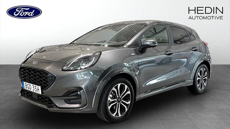 Grå (grey) Begagnad 2022 Ford Puma Gen-E ST-Line SUV | 229 900 kr (Marknadspris) - Bild 1/4