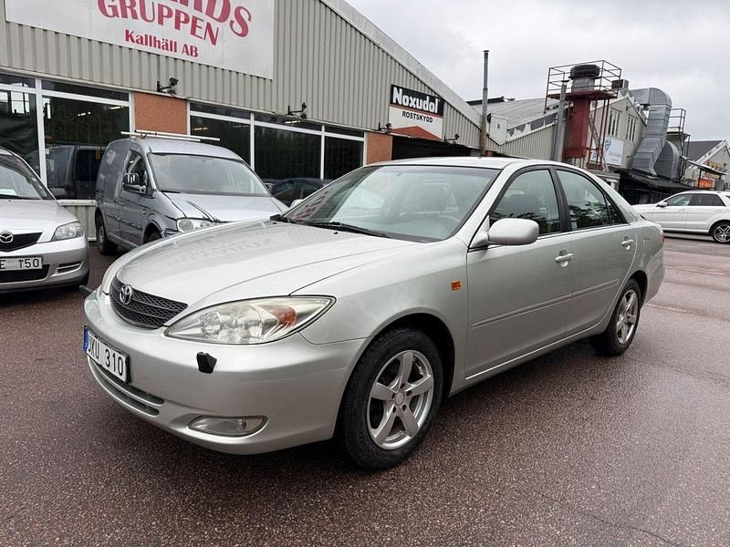 Silver Begagnad 2004 Toyota Camry Sedan | 39 800 kr (Bra pris) - Bild 1/4