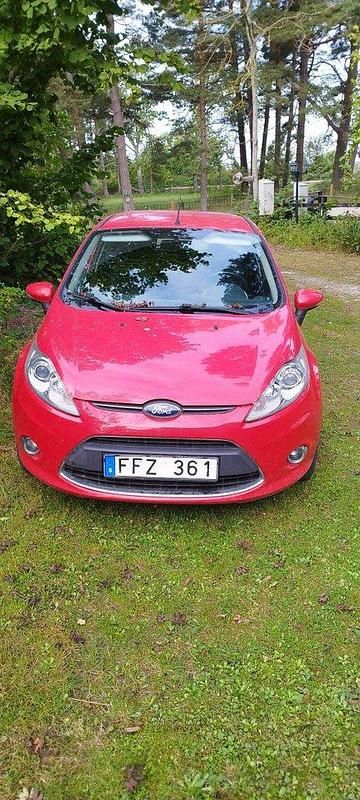 Röd Begagnad 2012 Ford Fiesta Titanium Halvkombi | 39 000 kr (Marknadspris) - Bild 1/4