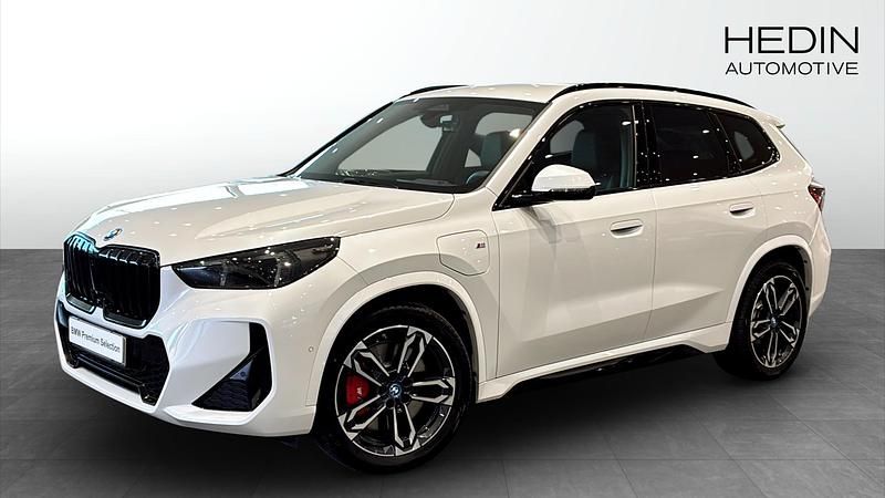 Vit (white) Ny 2025 BMW X1 Comfort Edition SUV | 624 700 kr (Lite dyr) - Bild 1/4
