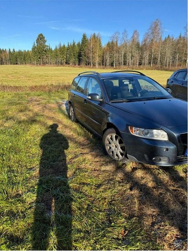 Blå Begagnad 2008 Volvo V50 Kinetic Kombi | 10 000 kr (Superpris) - Bild 1/3
